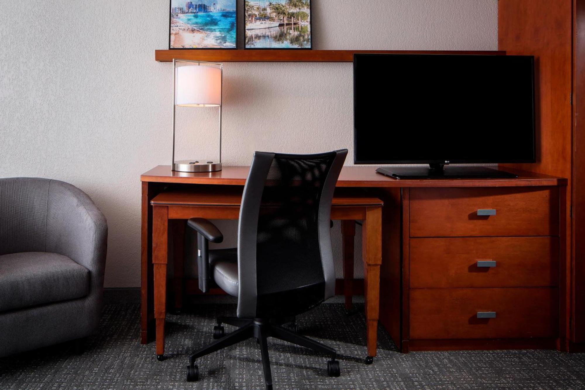 Courtyard By Marriott Fort Lauderdale Airport & Cruise Port Дания-Бич Экстерьер фото